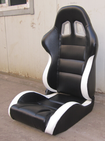 Sport noir et blanc emballant des sièges avec le harnais/sièges classiques de voiture de sport